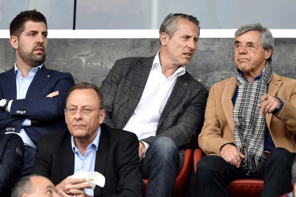 Le président Stephan Anliker (au milieu) rachète une partie des actions d'Heinz Spross (à sa gauche). L'homme d'affaires zurichois Peter Stüber reprend le solde.