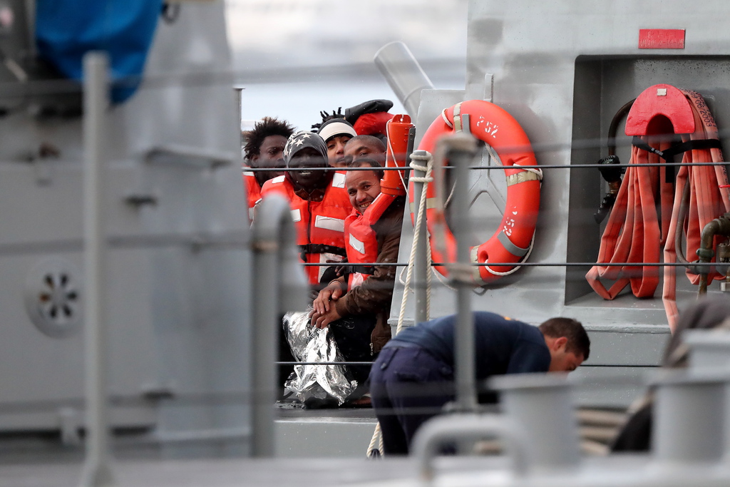 Le ministre souligne que le bateau en question, qui a finalement jeté l'ancre à proximité de la Sicile, aurait pu débarquer auparavant en Libye, en Tunisie ou à Malte.
