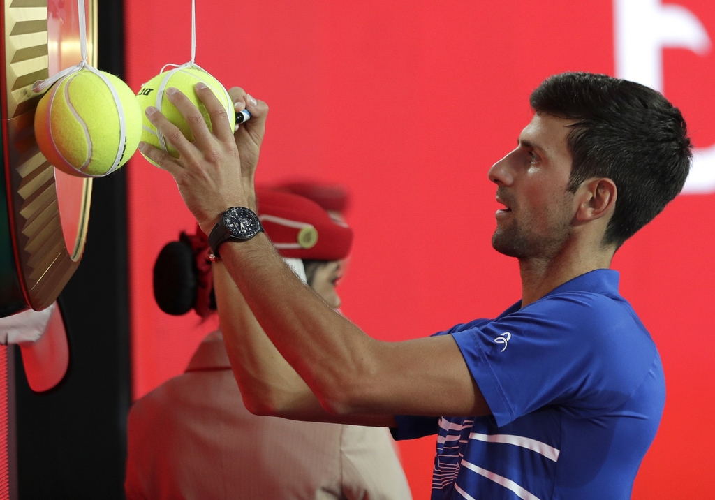 Novak Djokovic signe des autographes après l'abandon de son adversaire. Deux jours après un match difficile contre Daniil Medvedev, le joueur serbe a pu se refaire une santé.
