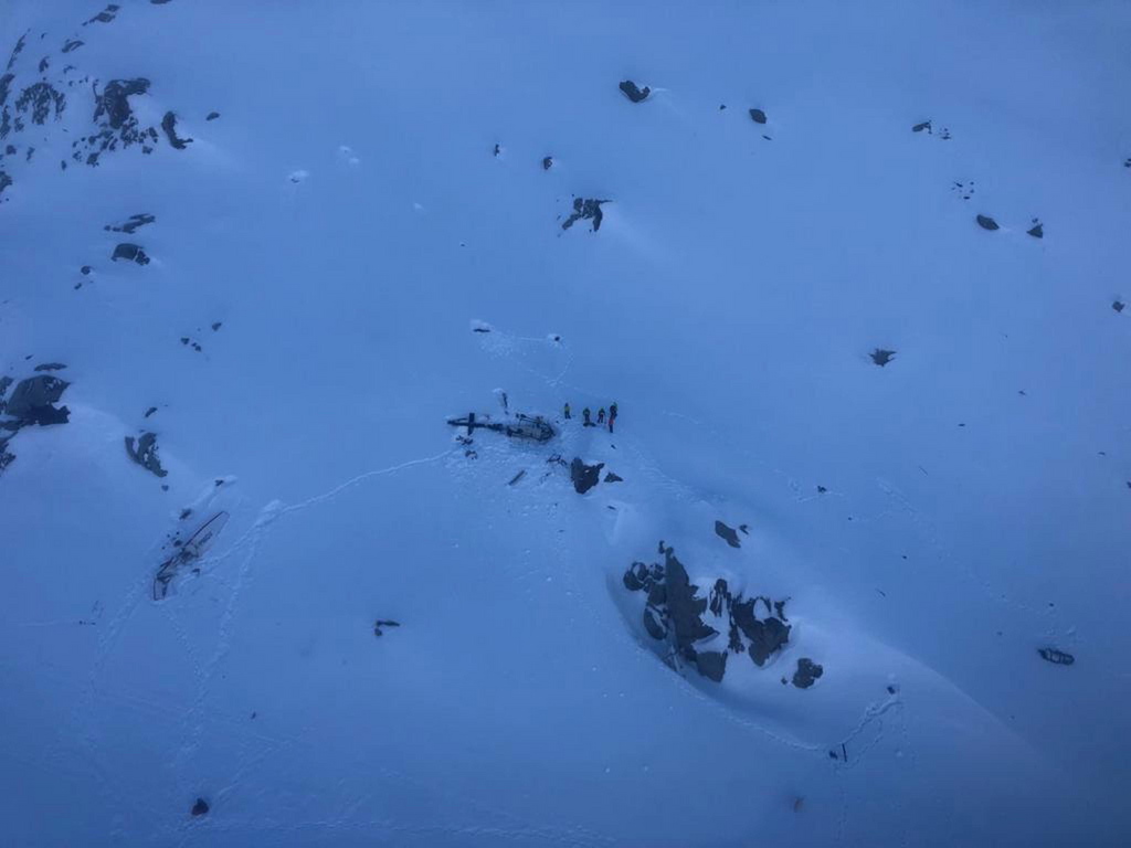  L'accident, qui s'est produit au-dessus du glacier du Rutor près de la frontière française, semble avoir eu lieu juste après le décollage de l'hélicoptère au moment où l'avion atterrissait.