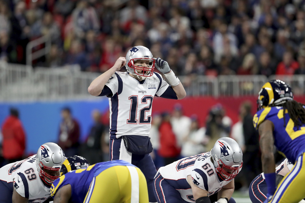 Le quarter back de New England Tom Brady est devenu le joueur de football américain le plus titré de l'histoire avec son sixième sacre au Super Bowl. 