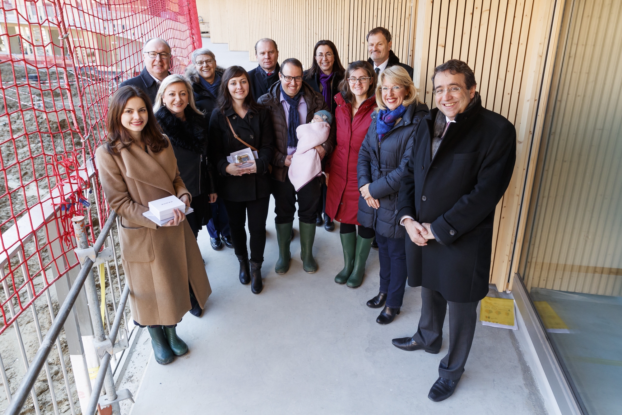 Le conseil d'Etat Vaudois Pierre-Yves Maillard, Nuria Gorrite, Béatrice Métraux, Philippe Leuba, Cesla Amarelle, Vincent Grandjean, Jacqueline de Quattro, Pascal Broulis, entourent la 800 000e habitante du canton de Vaud, Melodie Matthey-Junod dans les bras de ses parents Jimmy et Isaline, ainsi que Yulia Droz (800 001e), et Lise-Marie Ryser (799 999e) lors de la célébration du 800 000e nouvel habitant du canton de Vaud ce mercredi.