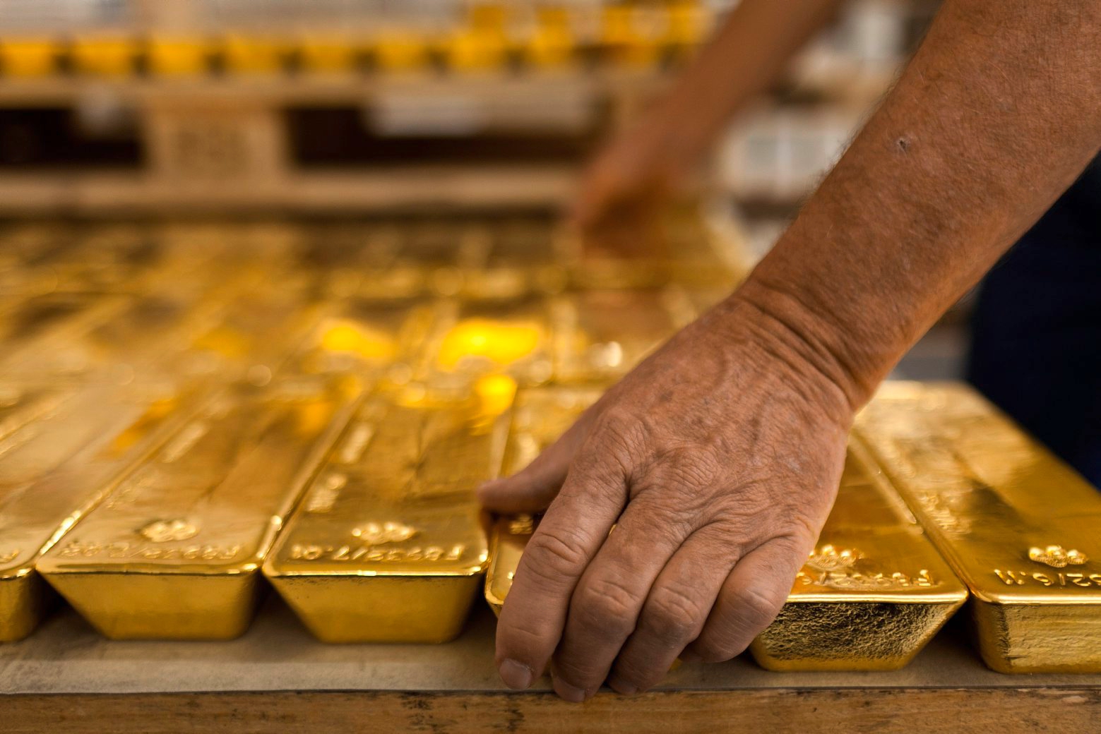 ZUR ABLEHNUNG DER GOLDINITIATIVE  DURCH DEN STAENDERAT STELLEN WIR IHNEN FOLGENDES THEMENBILD ZUR VERFUEGUNG - Gold bars at the bank vault of the "Zuercher Kantonalbank" bank, pictured on August 9, 2011 in Zurich, Switzerland. (KEYSTONE/Martin Ruetschi) *** NO SALES, NO ARCHIVES *** SCHWEIZ STAENDERAT GOLDINITIATIVE