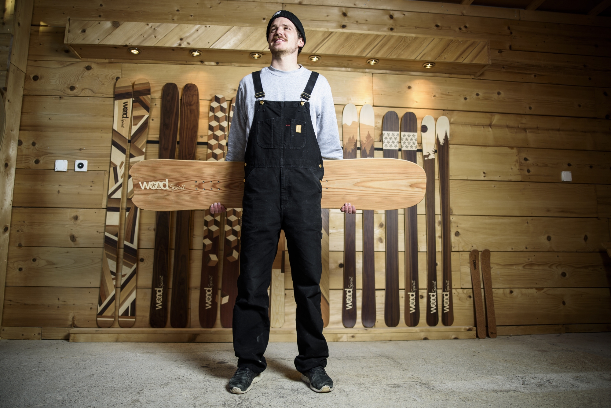 Lucas Bessard crée lui même ses skis, dans son atelier à Cuarnens. Son travail est aujourd'hui récompensé.