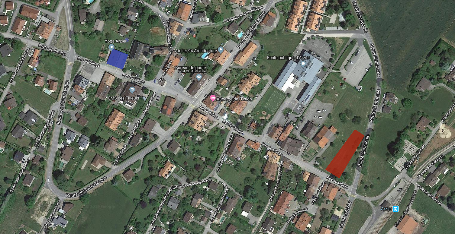 En bleu, l'actuelle crèche. En rouge, en bas de la rue, la parcelle sur laquelle est prévue le nouveau bâtiment.