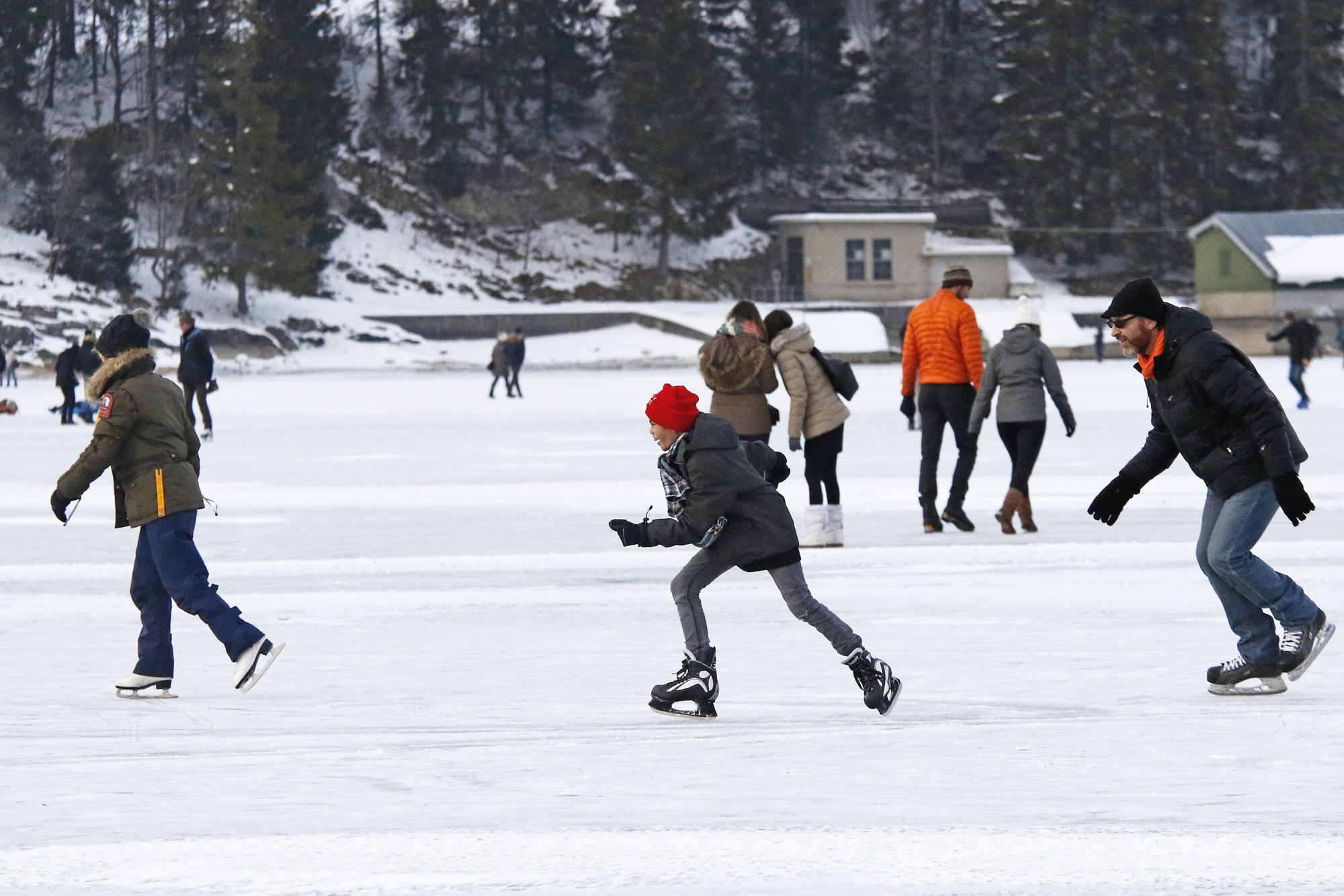 Il est possible de patiner sur le lac de Joux.
