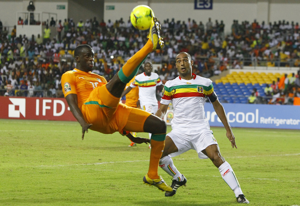 L'ancien joueur du FC Barcelone Yaya Touré (en orange) a une fois de plus été impressionnant avec la Côte d'Ivoire.