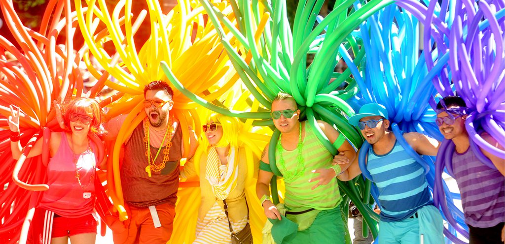 De Seattle ? Mexico en passant par le Portugal ou la Croatie, les participants aux diff?rentes Gay Pride  paradent pour afficher leurs orientations sexuelles.