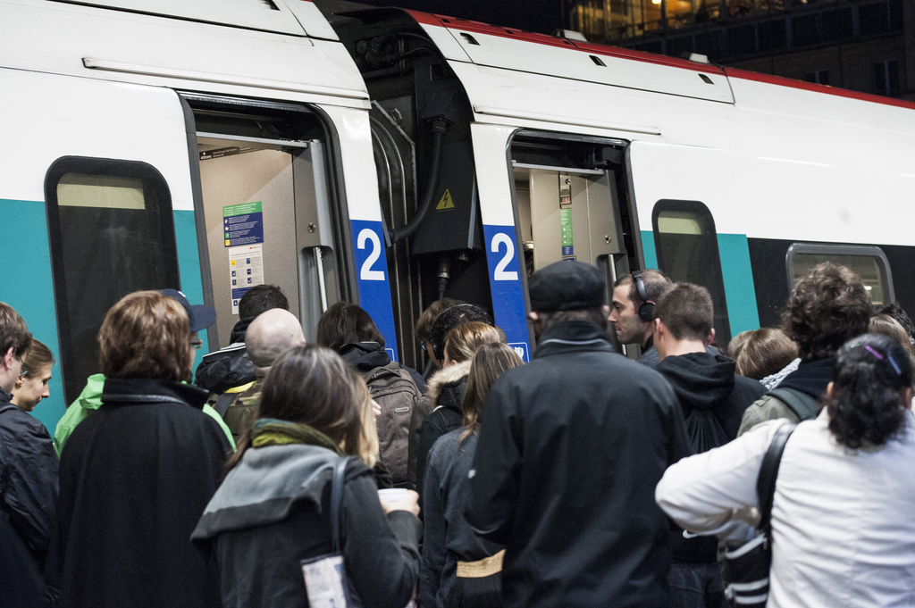 Ce projet vise à évaluer dans quelle mesure la flexibilisation du quotidien professionnel permet de mieux répartir les voyageurs pendulaires sur les trains.