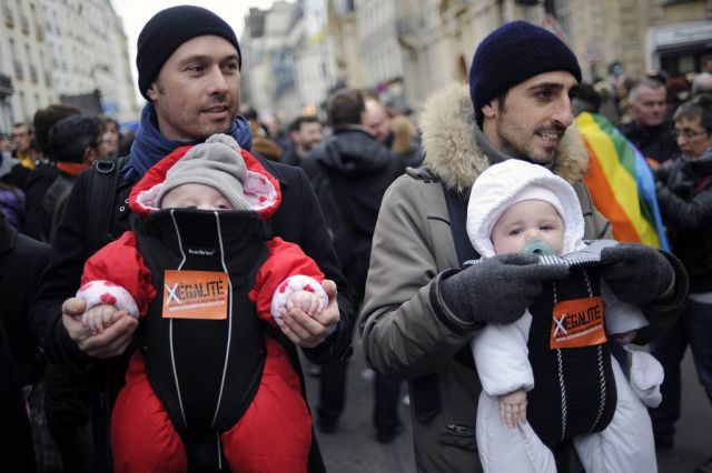 Deux hommes protestant en faveur du projet de loi pour le Mariage pour Tous. 