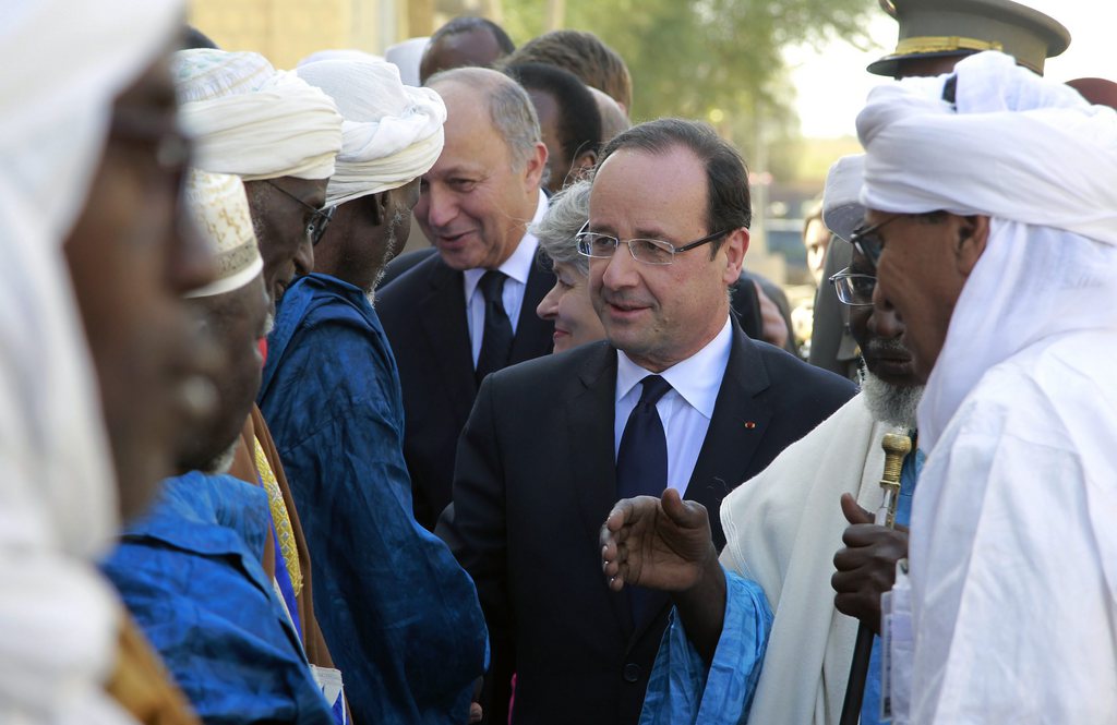 François Hollande est accompagné dans sa visite par le président malien par intérim Dioncounda Traoré.