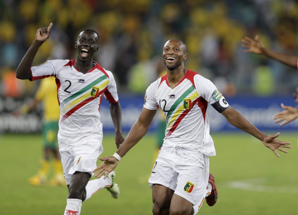 Le capitaine malien, et joueur du Dalian Aerbin FC (Chine), Seydou Keita, à droite, a doublé la mise pour ses couleurs.