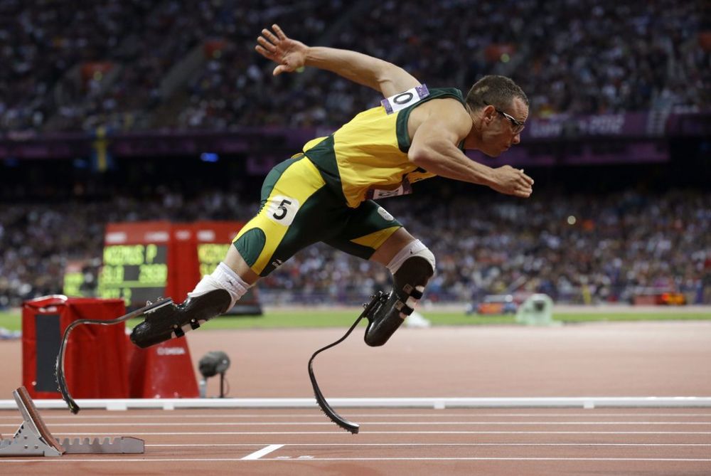 L'athlète Oscar Pistorius a  a été formellement inculpé du meurtre de sa petite amie Reeva Steenkamp vendredi.