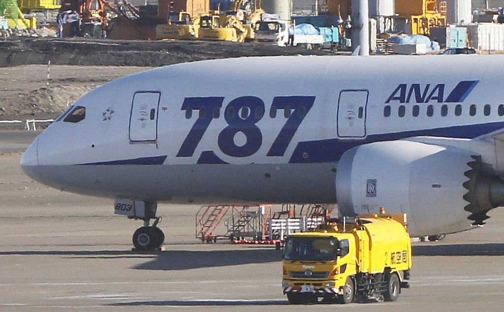 Le Boeing 787 nommé "the Dreamliner" est immobilisé sur le tarmac à l'aéroport Haneda de Tokyo.