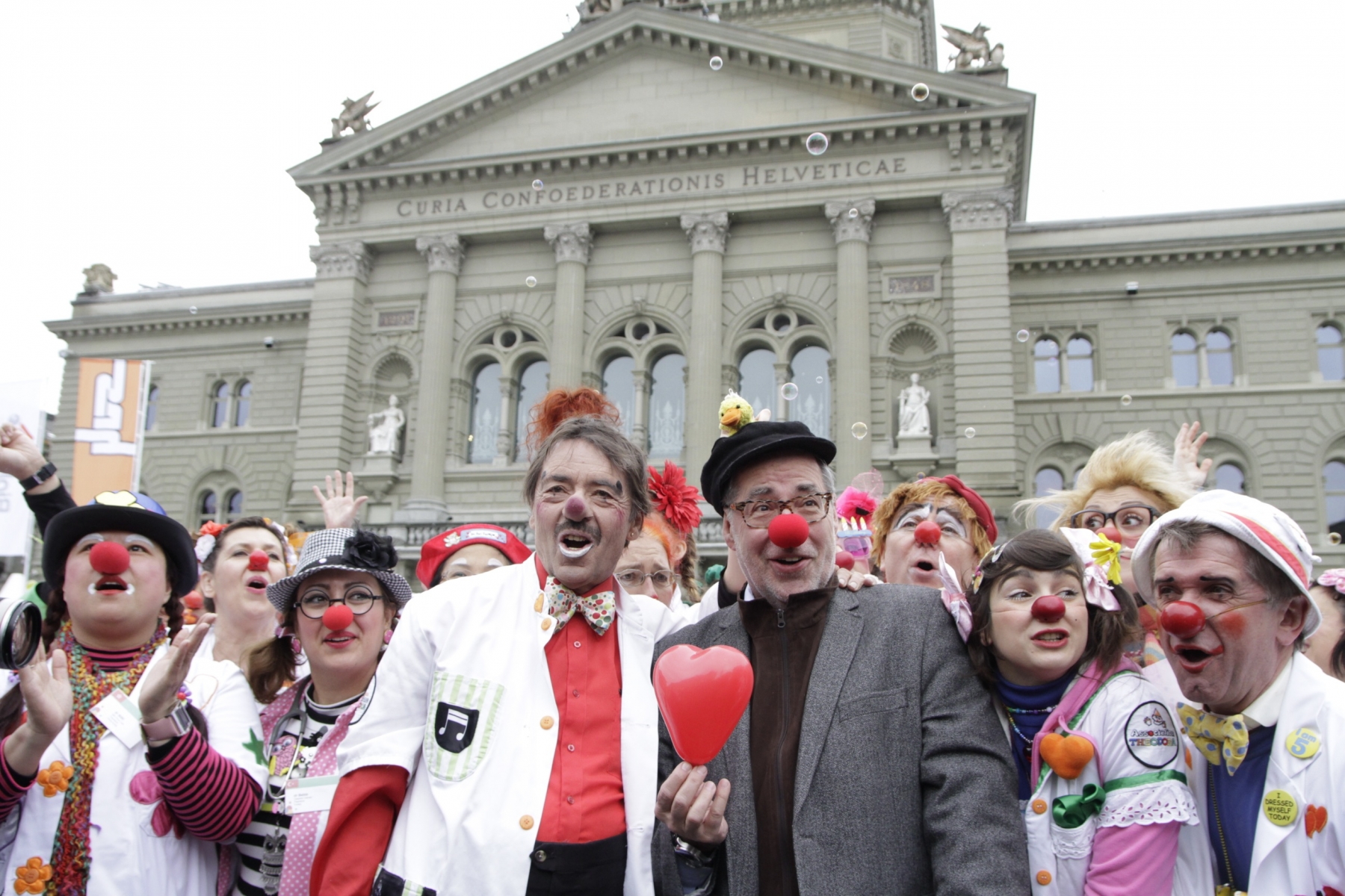 Le maire de Berne Alexander Tschäppät n'a pas hésité à mettre un nez rouge pour fêter les 20 ans de la fondation.