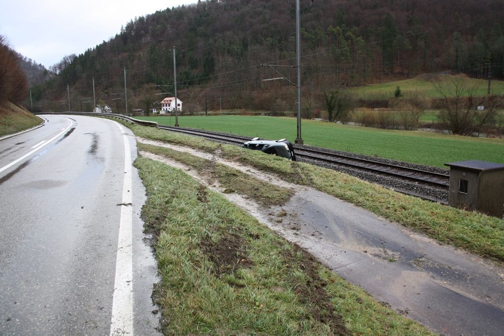 Les trois occupants de la voiture sont sortis seuls mais ils ont été blessés. 