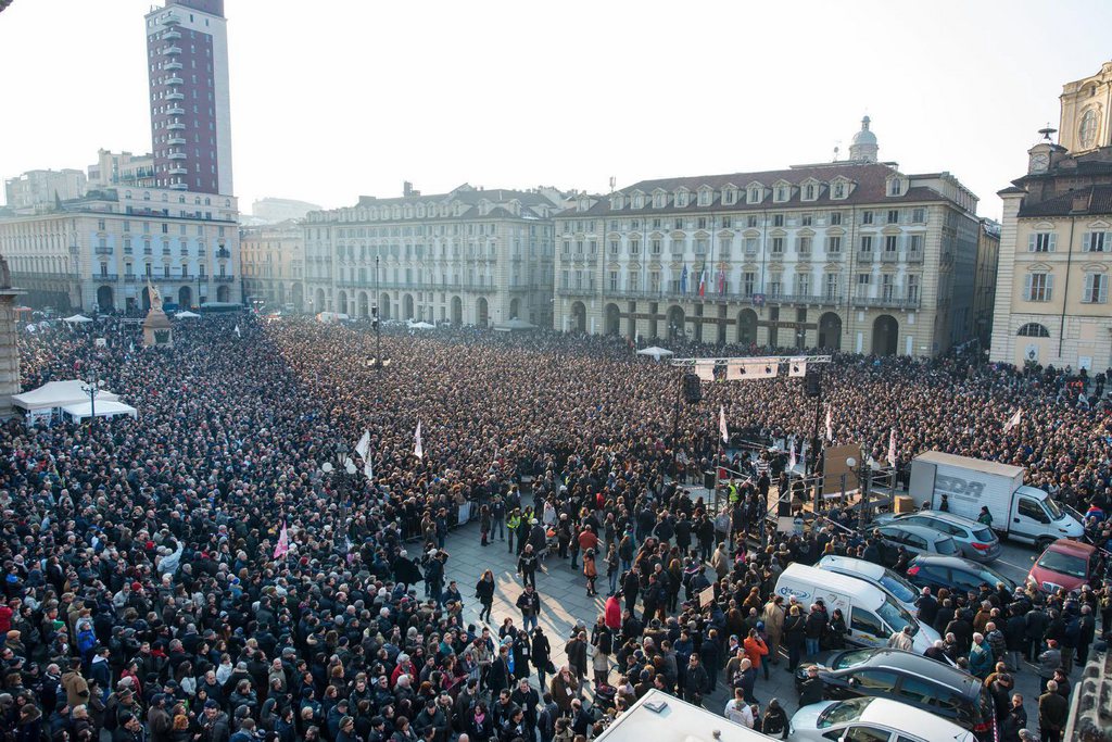 L'humoriste Beppe Grillo gagne du terrain sur le front des législatives italiennes. Dimanche quelque 30'000 fans ont bu ses paroles à Milan.