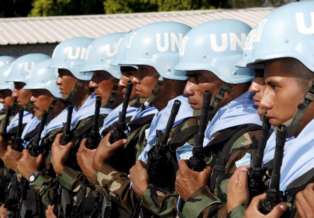 On appelle «casques bleus» les membres de la force militaire internationale de l'ONU.