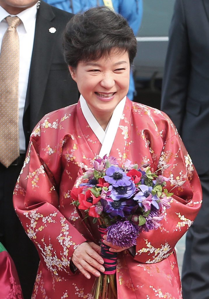 La nouvelle présidente sud-coréenne Park Geun-hye a revêtu la robe traditionnelle pour son arrivée à la maison présidentielle. 