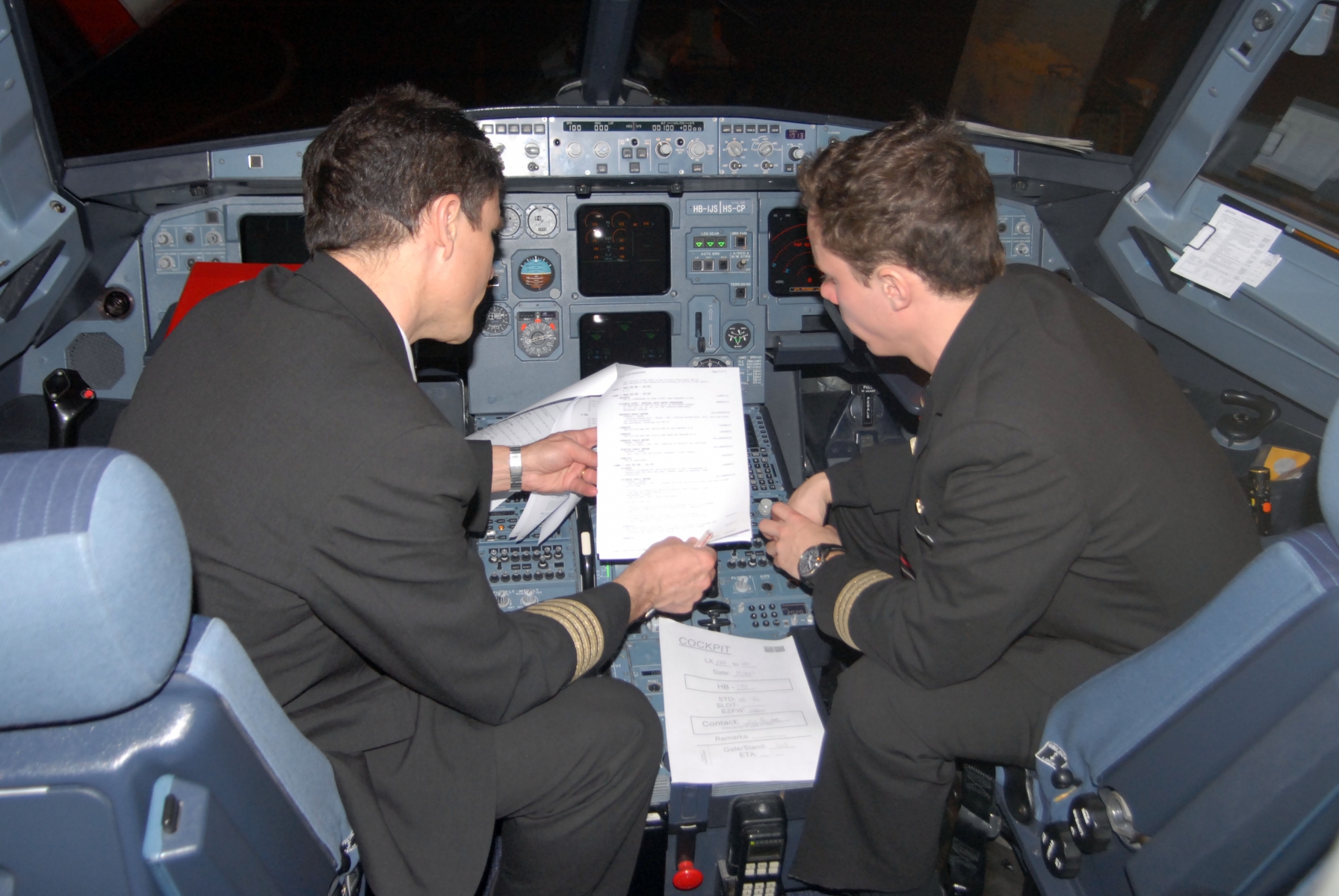 19.01.2013. Reportage pilote avion Swiss. Athènes. Vol. Aéroport. Briefing. Luc Wolfensberger et Yann Woodcock. Photo Laurent Morel