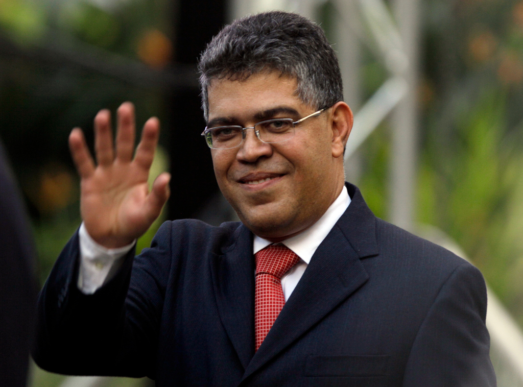 Hugo Chavez plaisante et donne ses instructions, a déclaré lundi Elias Jaua, le nouveau ministre des Affaires étrangères vénézuélien. 