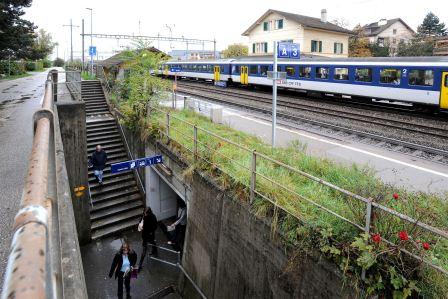 C'est dans le passage sous-voie de la gare de Gland que le policier a été attaqué.