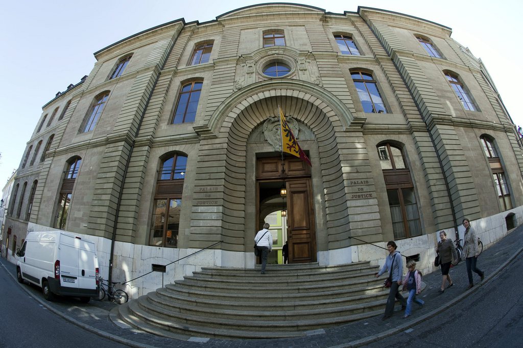 La justice genevoise juge ce lundi deux membres présumés des "Pink Panthers" qui avaient commis un braquage de bijouterie à Lucerne, en mars 2012.
