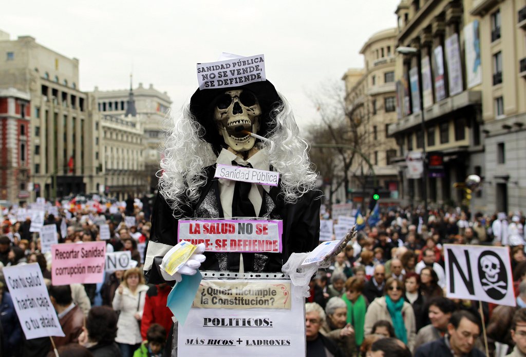 Des milliers de médecins et infirmères protestent contre l'austérité dans la santé publique à Madrid en Espagne.