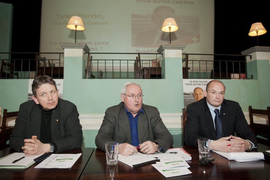 De gauche a droite: Raymond Clottu, député UDC de la Brévine, Walter Willener, secrétaire politique UDC lancent la campagne d'Yvan Perrin.