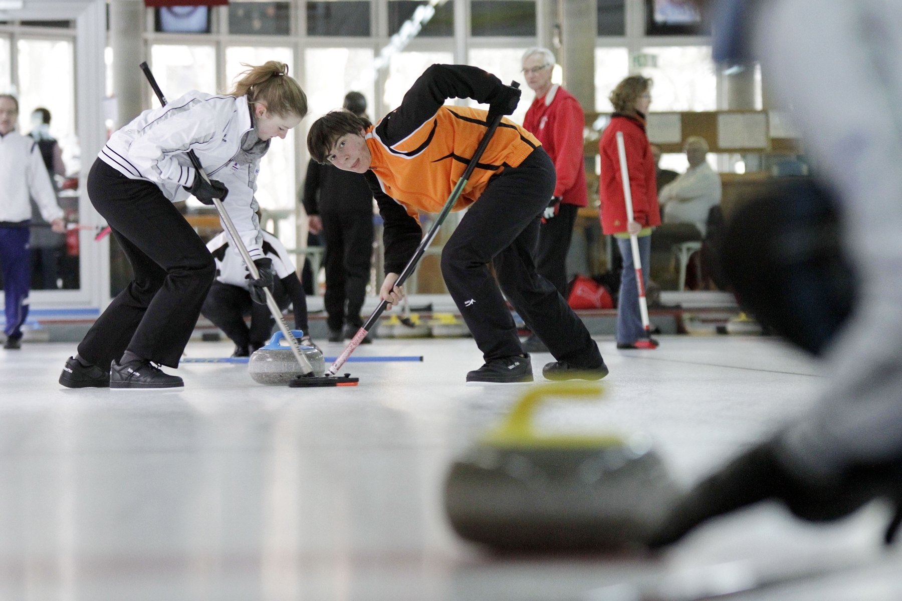 Les curleurs ont envahi la patinoire des Eaux-MInérales dimanche pour le traditionnel tournoi international du Curling Club Morges.