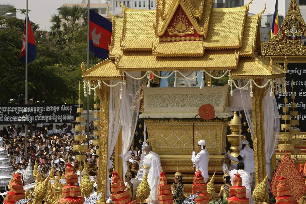 Les autorités cambodgiennes attendaient plus d'un million de personnes pour les cérémonies d'hommage à leur ancien roi Norodom Sihanouk qui ont débuté un peu avant 8 heures avec la sortie du cercueil doré du palais royal.