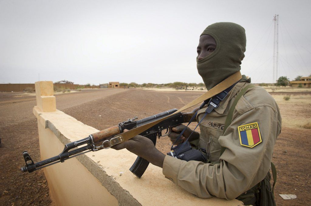 Un soldat tchadien a pris position autour de l'aéroport de Gao. 