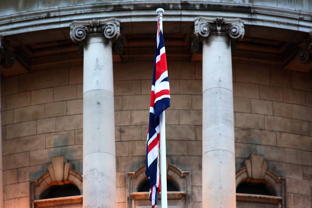 L'Union Jack, qui était hissé quotidiennement depuis un siècle, ne sera plus levé que 17 jours par an. C'était notamment le cas mercredi, à l'occasion de l'anniversaire de Kate, l'épouse du prince William. Une manifestation a eu lieu mercredi, mais sans heurt.
