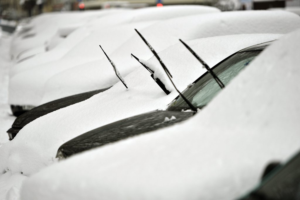 Les chutes de neige ont rendu les conditions sur les routes et autoroutes très difficiles.