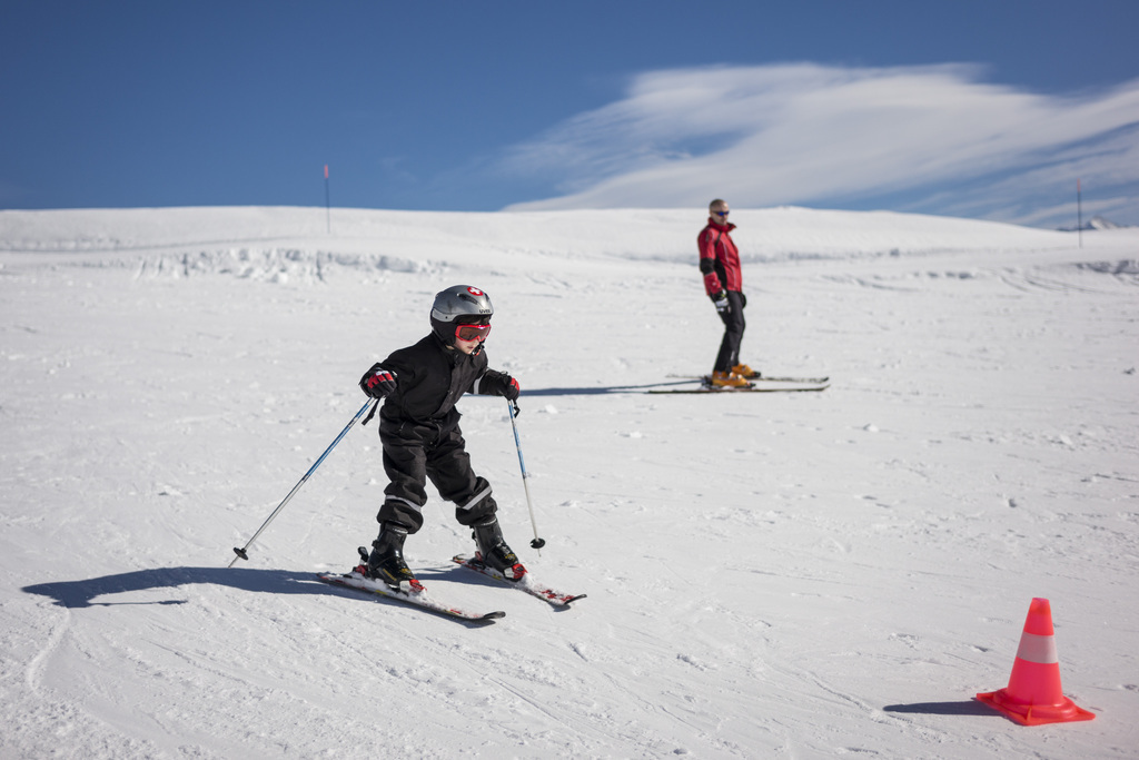 Il vaut mieux attendre que les enfants puissent apprendre à skier pour les emmener sur les pistes.