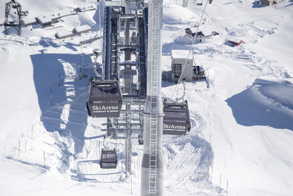 Pour une raison inconnue, l'adolescent est entré en collision avec un groupe de huit élèves de l'école de ski qui étaient arrêtés sur le bord de la piste. (illustration)