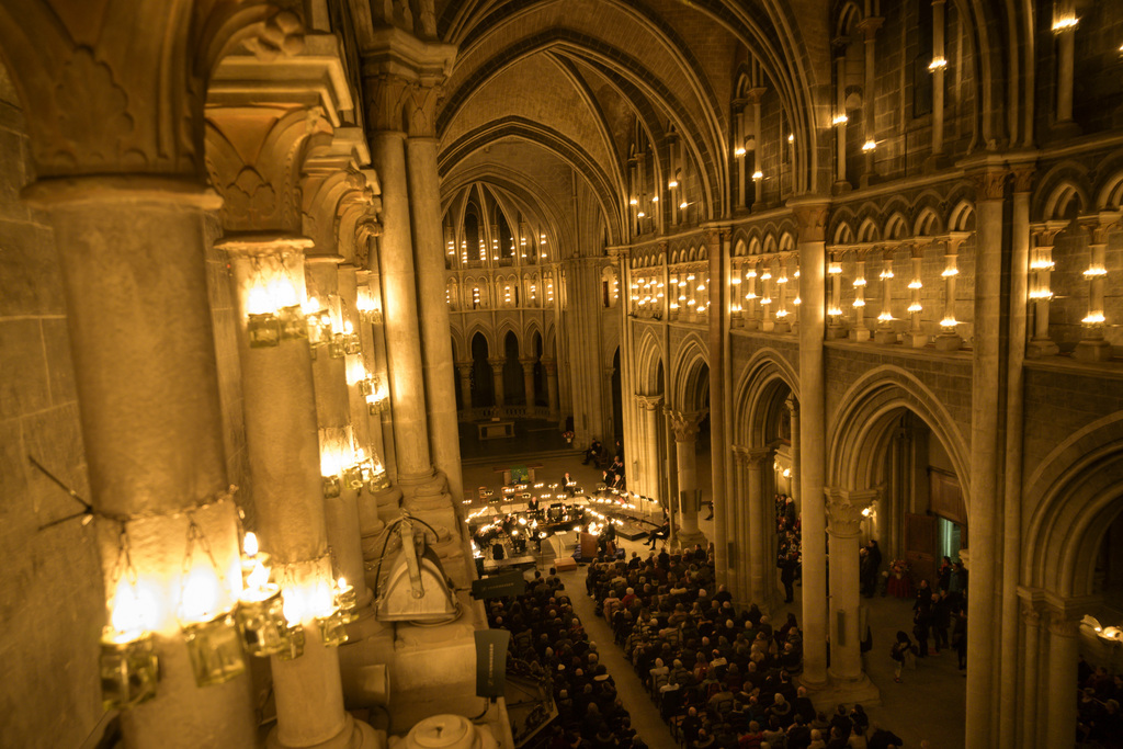 Des milliers de bougies illuminent le spectacle du choeur "Le Chant des Etoiles".
