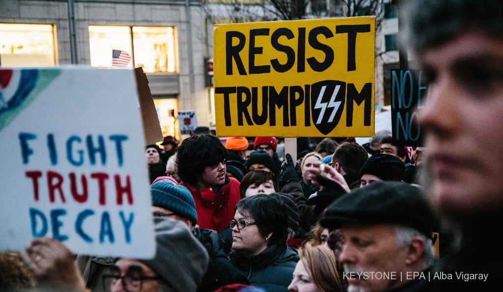 A New York, des citoyens manifestent dans la rue pour protester contre la décision de Donald Trump.