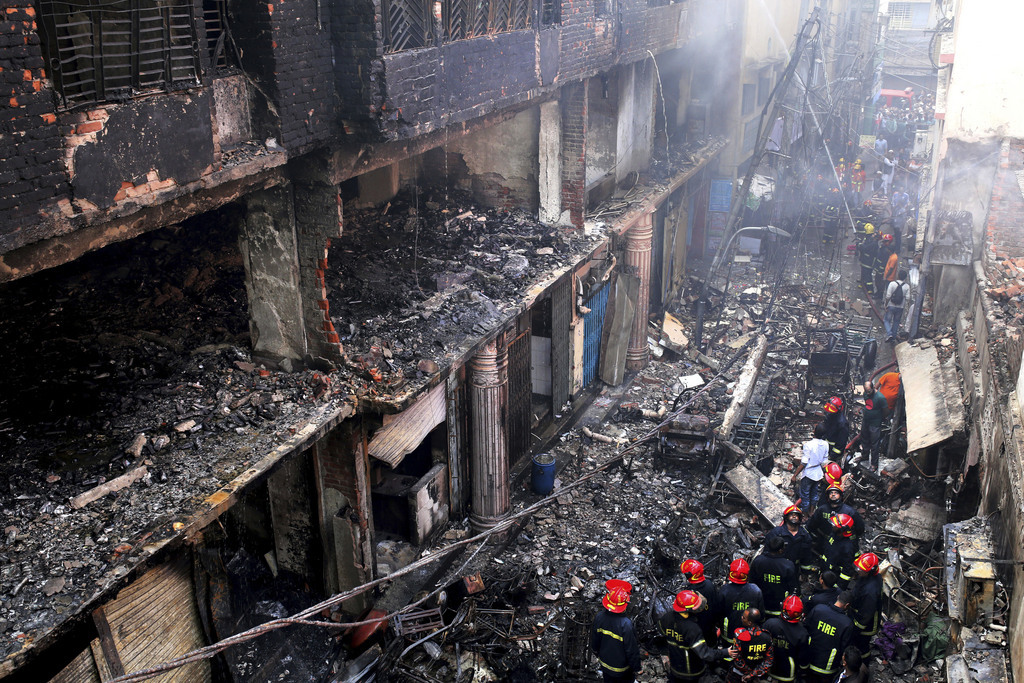 Près de 70 personnes sont mortes dans un incendie de la capitale du Bangladesh. Le bilan risque encore de s'alourdir. 