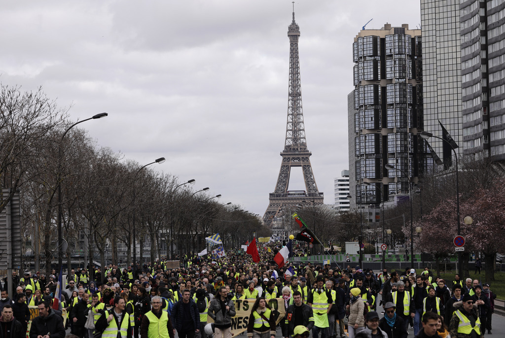 A Paris, les manifestants ont entamé à la mi-journée dans le calme un parcours de 12 kilomètres.