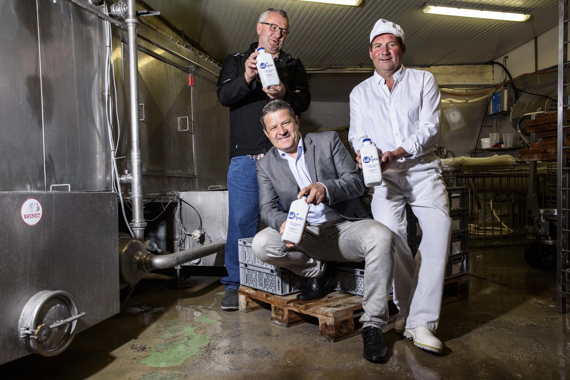Pierre-Alain Urfer (initiateur du projet), Guy de Charrière (président du groupement des producteurs de lait de Morges et environs) et Serge André (fromager à Romanel-sur-Morges), lors du lancement de Laitspoir en mai 2018.