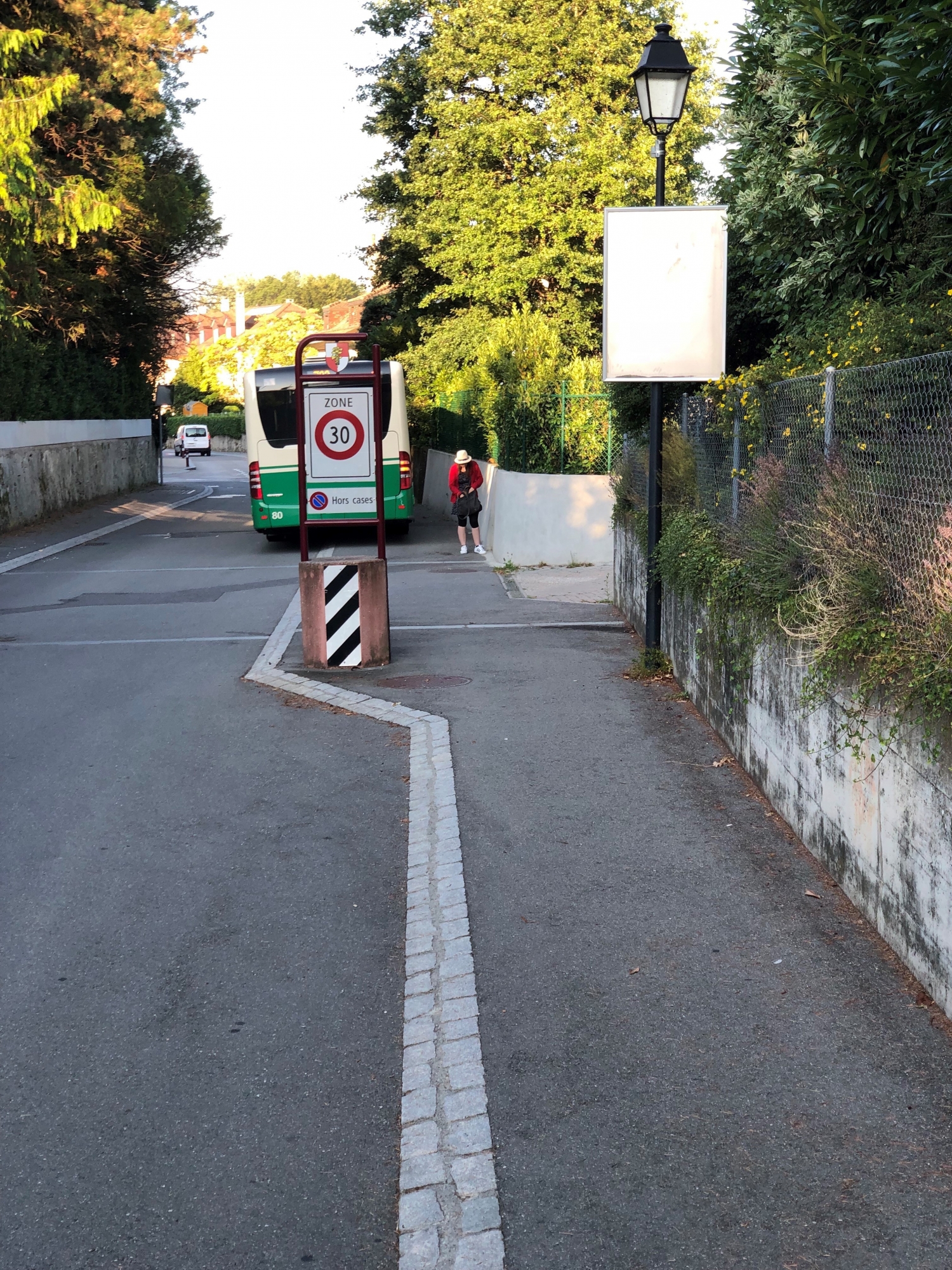 Les bus montaient jusqu'à maintenant sur le trottoir pour permettre le croisement avec d'autres bus. 