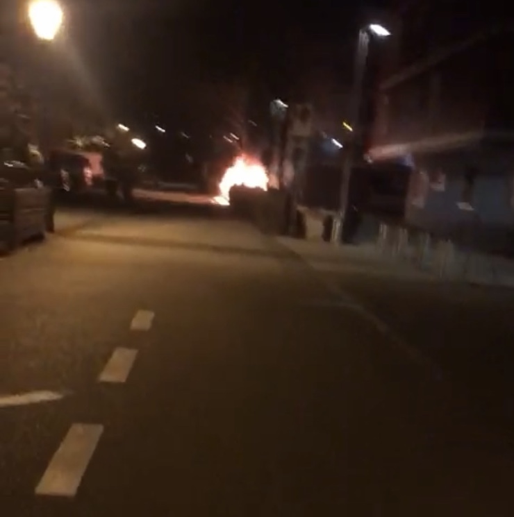 Un témoin lecteur a pris la photo de la voiture en flammes, à Gland.