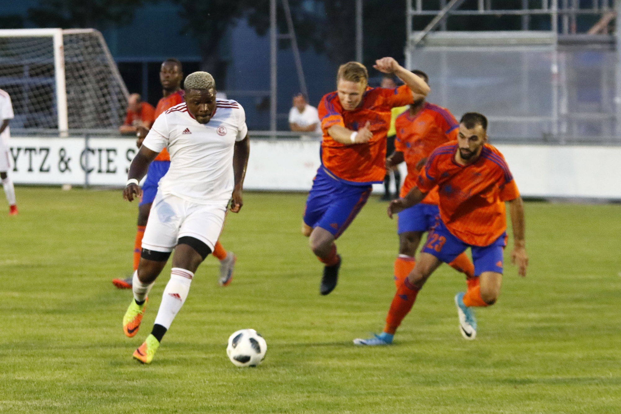 Nick Amougou, en blanc, aime faire parler sa puissance.
