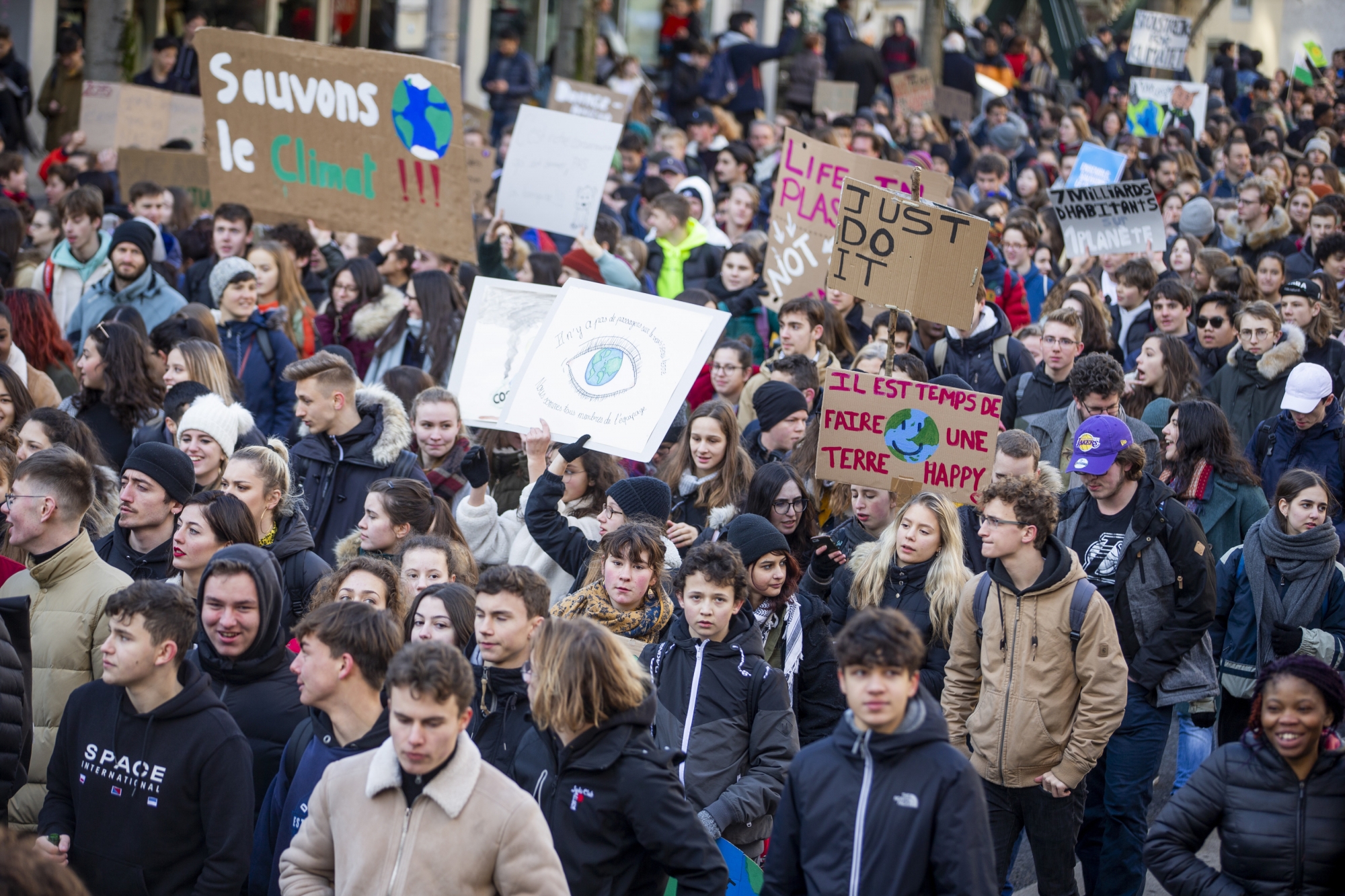 Les gymnasiens de Suisse romande, notamment de Morges et Nyon, ont manifesté le 18 janvier dans les rues de Lausanne.