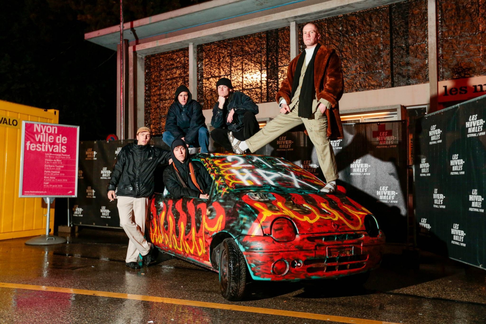 Hapax 21 et Crans City Club sur leur Twingo enflammée. (De g. à d.) Arthur, Raphaël (dans la voiture), Nicolas, Loïc et Pablo.