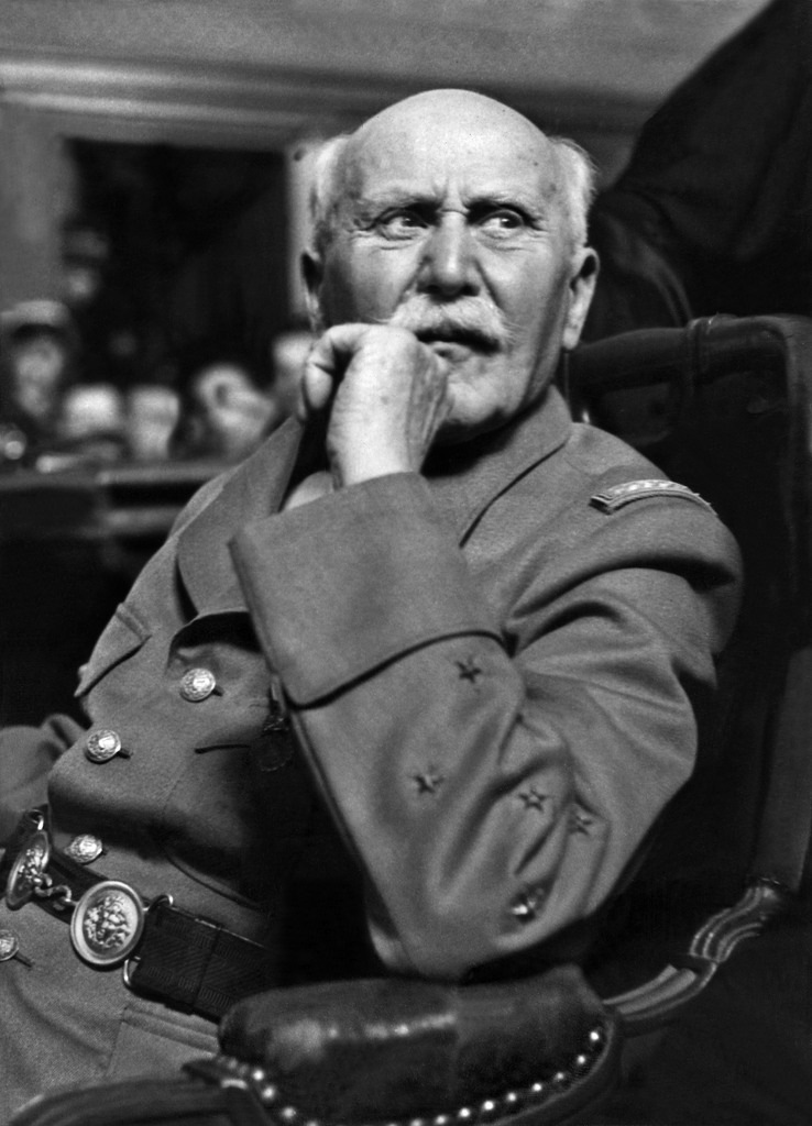 Certains témoins racontent qu'en fin de journée, le maréchal Pétain aurait pu signer n'importe quel document sans en être pleinement conscient.