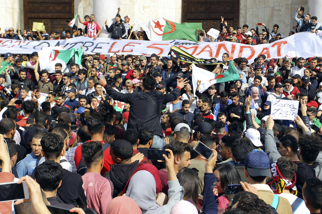 Des milliers de personnes se sont à nouveau rassemblées dans le centre d'Alger, scandant des slogans hostiles à la candidature du président algérien Abdelaziz Bouteflika.