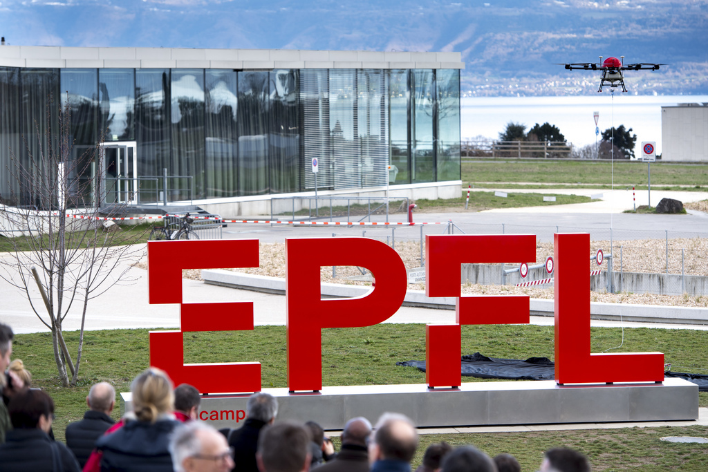 Expérience inédite de communication animale inter-espèce à l'aide de robots, à laquelle l'EPFL a participé. 