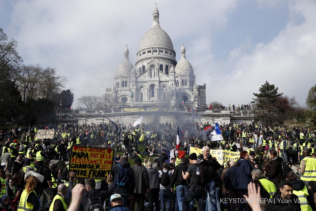 Interdits de Champs-Elysées, les "gilets jaunes" se sont retrouvés sous le Sacré-Coeur.